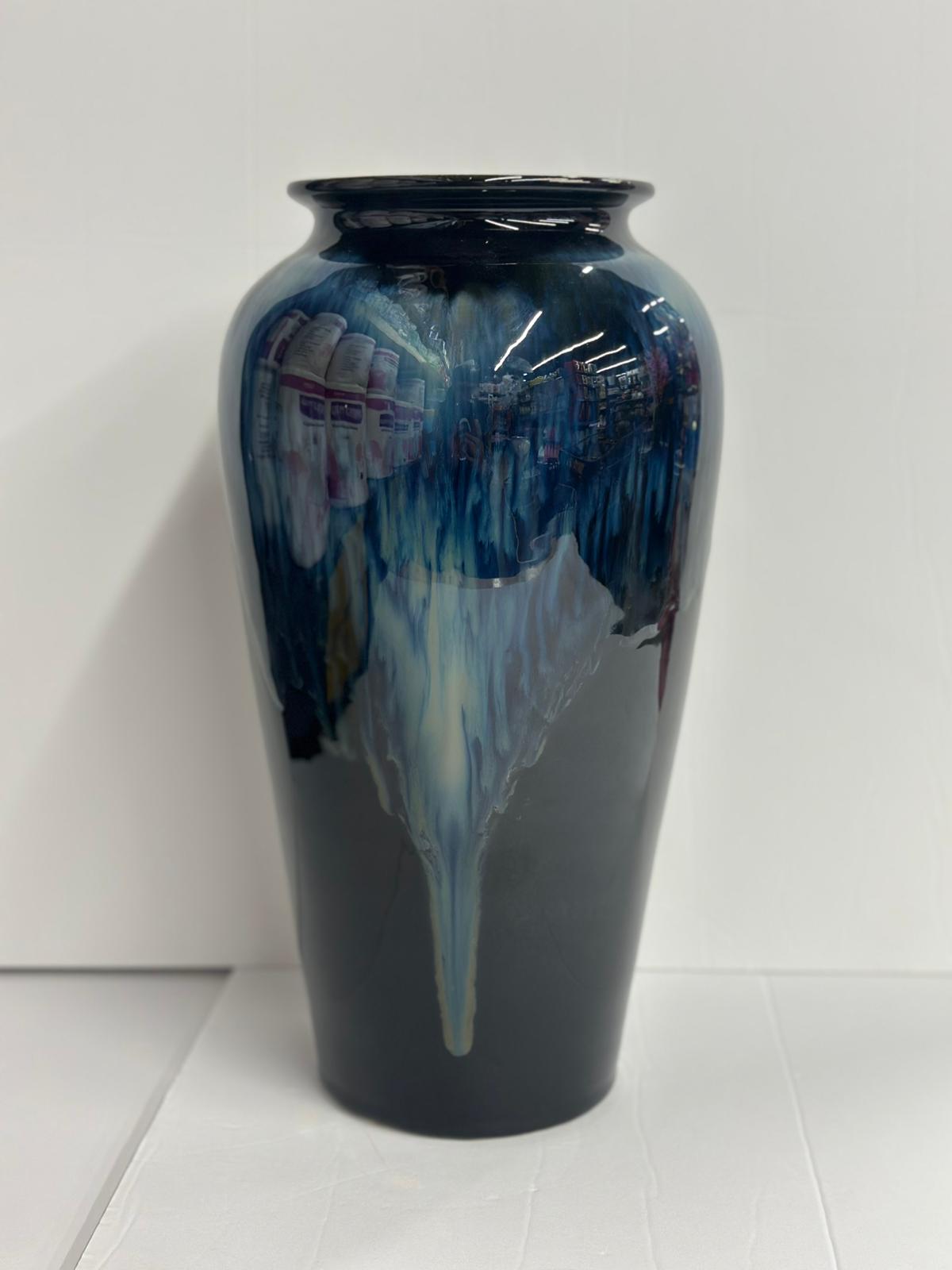 مزهرية سيراميك بتدرجات الأزرق الداكن حجم كبير