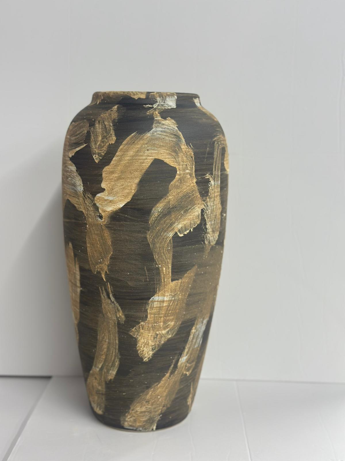 مزهرية سيراميك طويلة بنقشة يدوية حجم كبير