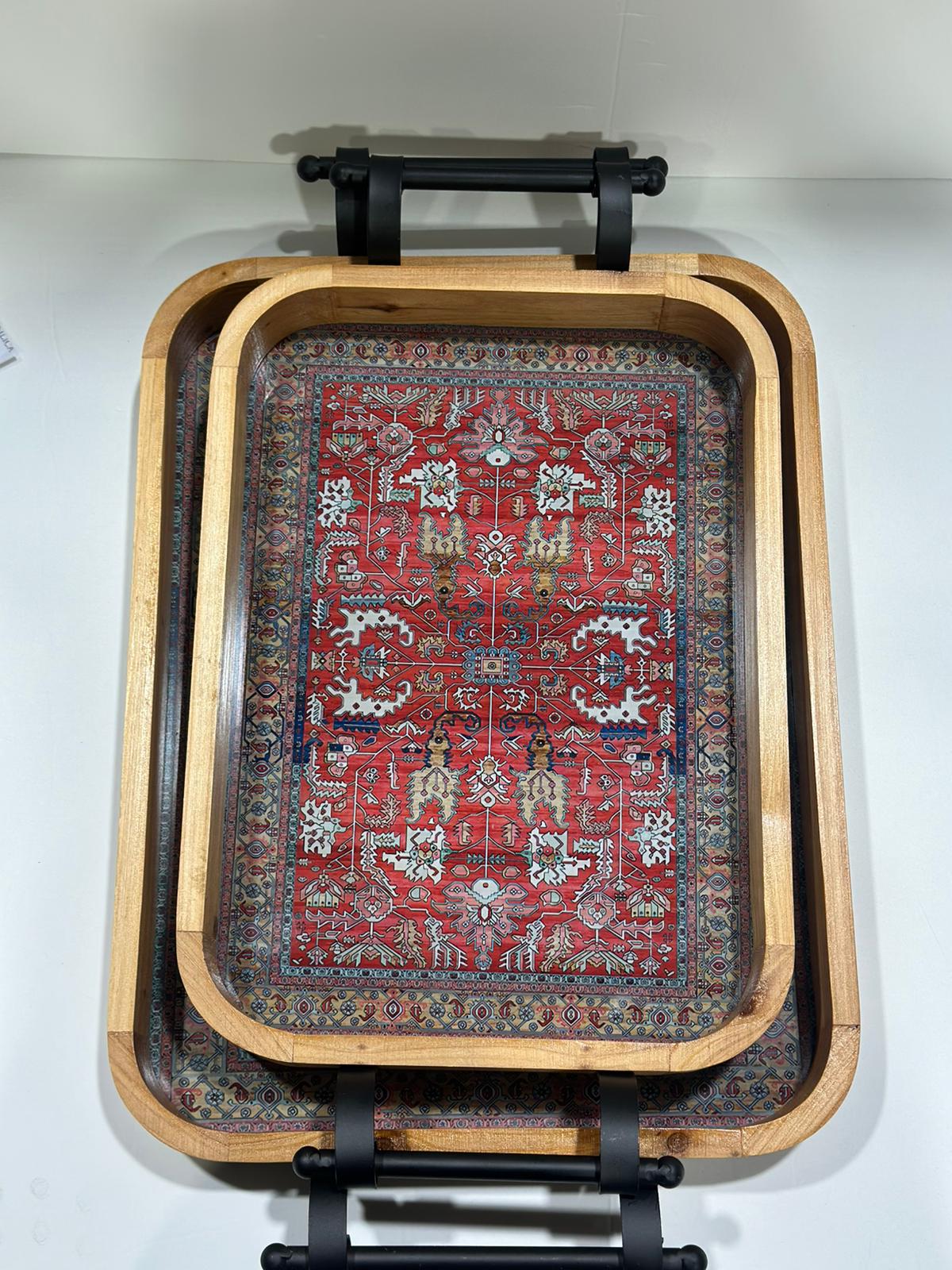 סט מגשי עץ עגולים עם ידיות ברזל