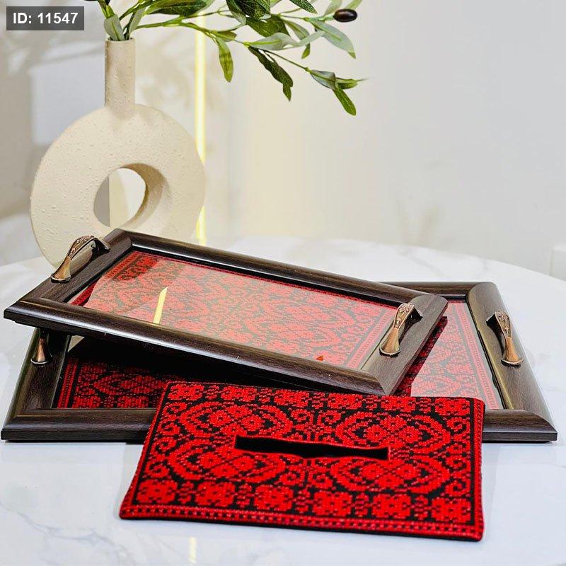 طقم صوانٍ خشبية مع علبة مناديل بتصميم تراثي أنيق باللونين الأحمر والأسود.