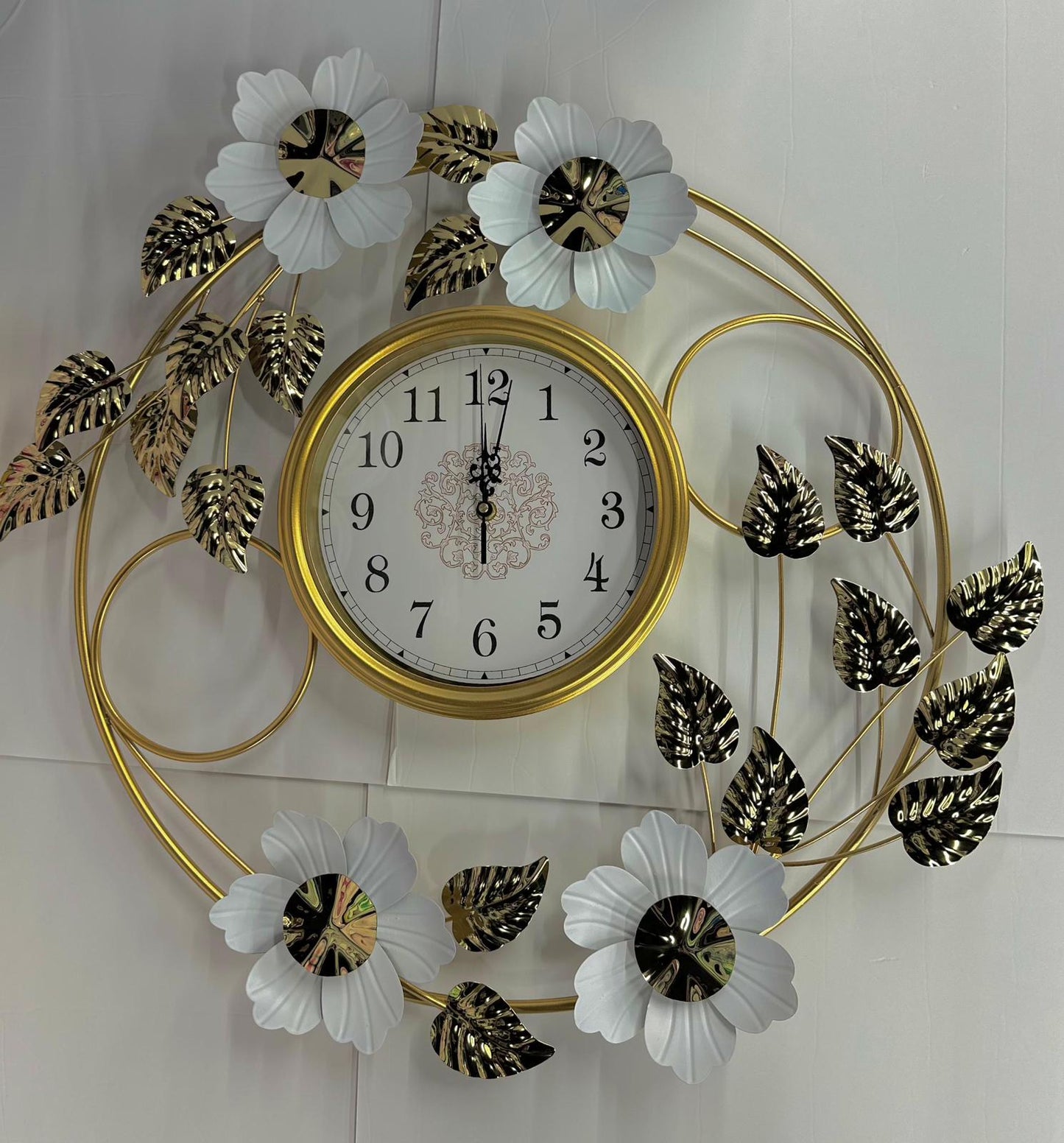 ساعة ديكور فاخرة بزخارف معدنية وزهور بيضاء 68*65*5 سم