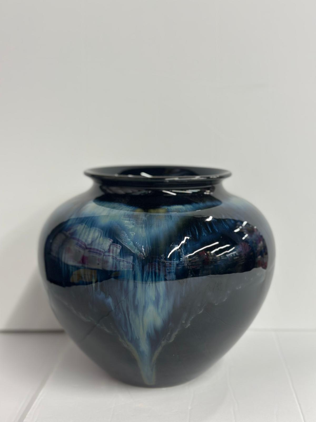 مزهرية سيراميك بتدرجات الأزرق الداكن