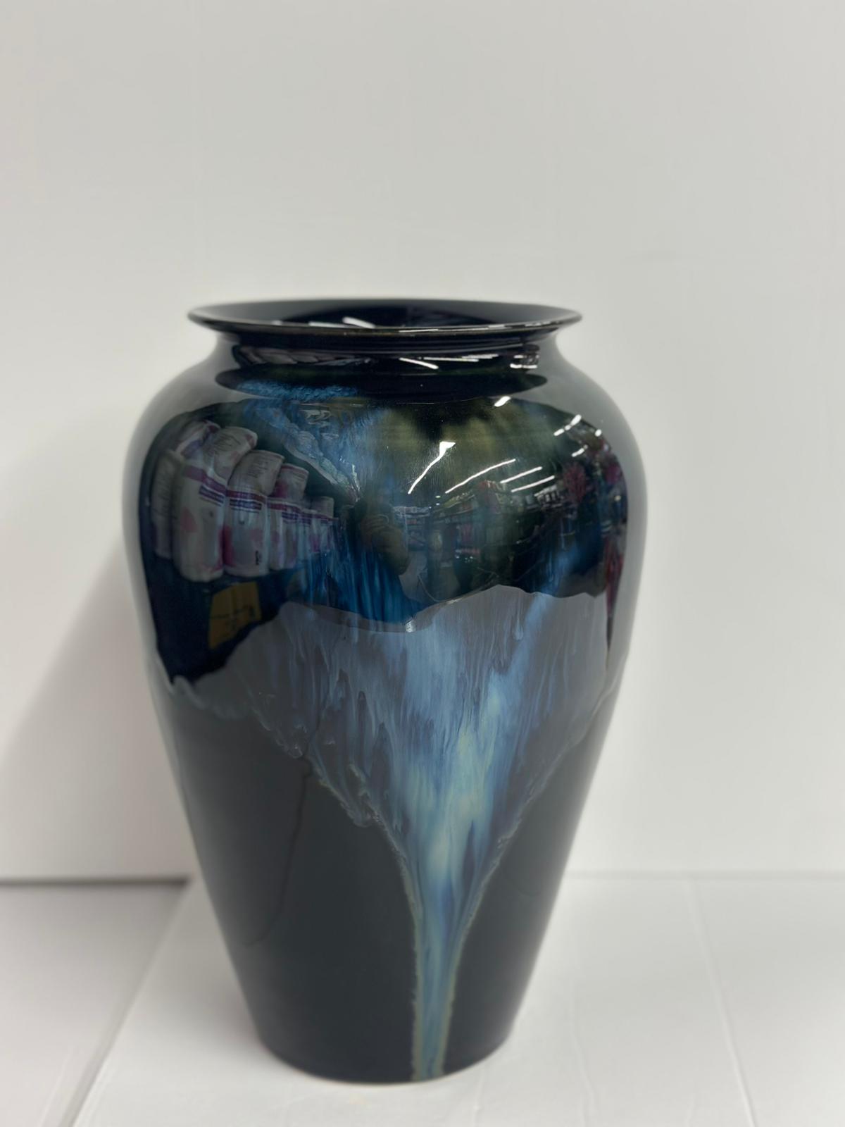 אגרטל קרמיקה גבוה בגווני כחול כהה גודל גדול