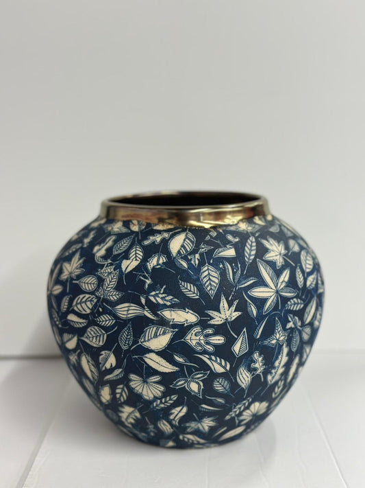 مزهرية سيراميك كحلية بنقشة أوراق وأزهار