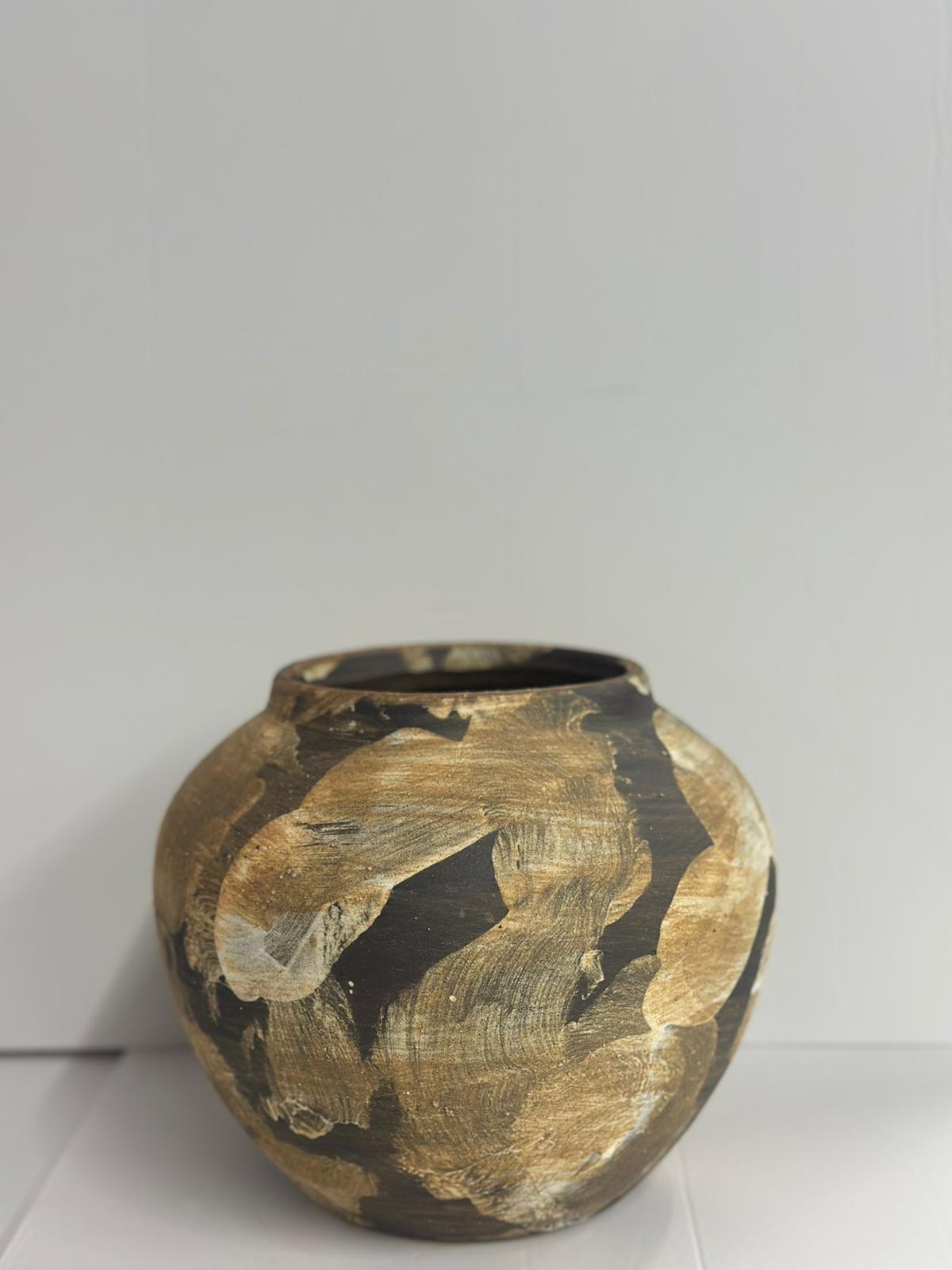 مزهرية سيراميك بنقشة يدوية