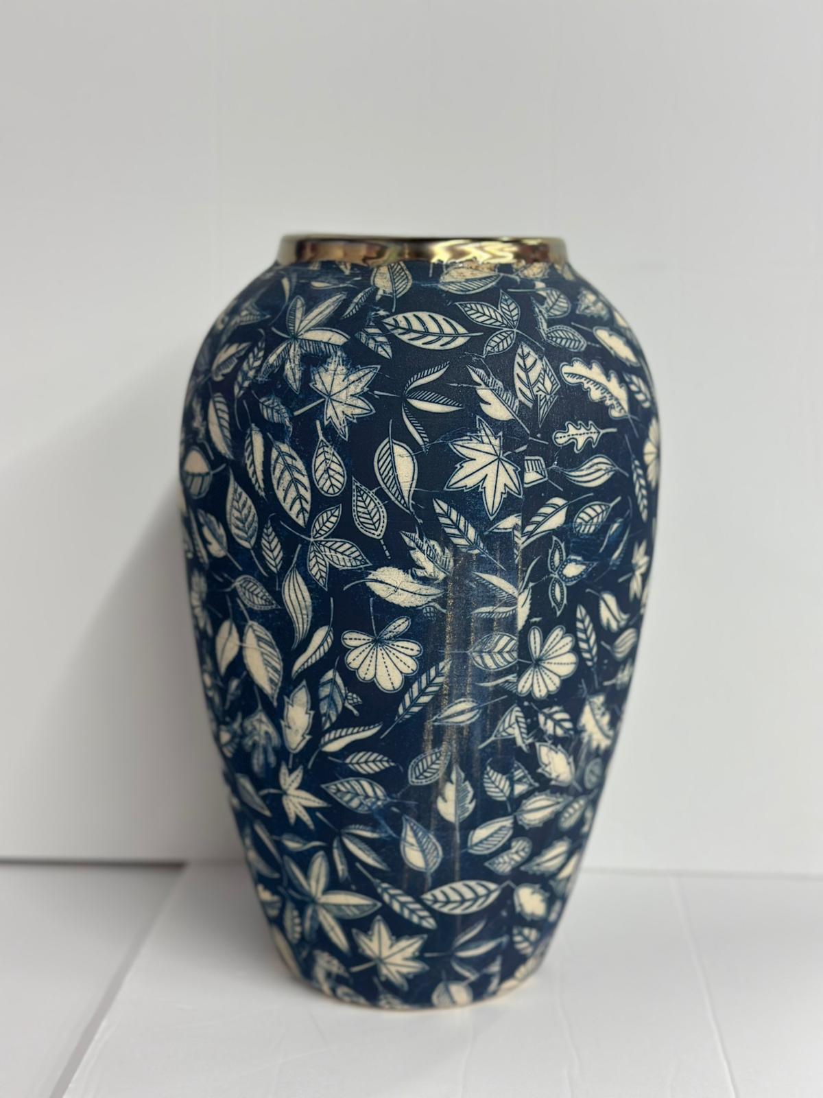 مزهرية سيراميك كحلية بنقشة أوراق وأزهار حجم وسط