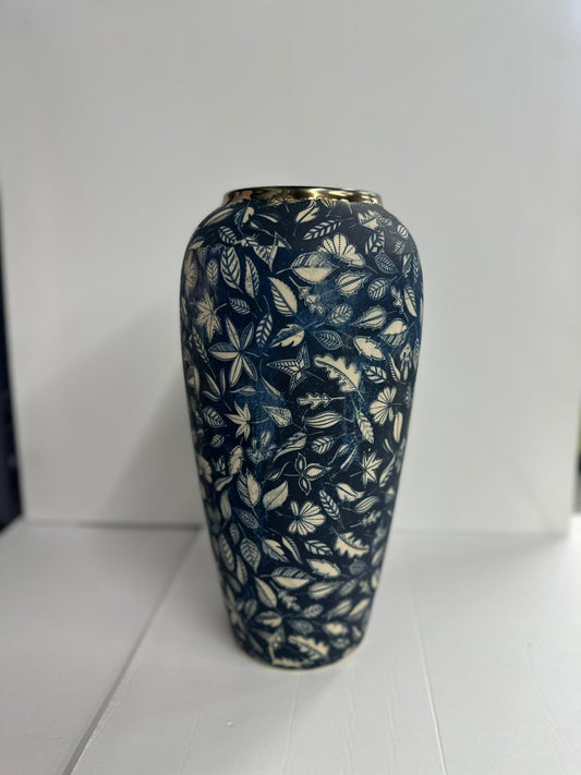 مزهرية سيراميك كحلية بنقشة أوراق وأزهار حجم كبير