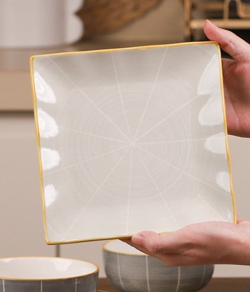 صحن وجبة رئيسية بورسلان مزخرف ملوّن مربع مرتفع