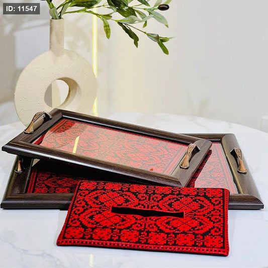 طقم صوانٍ خشبية مع علبة مناديل بتصميم تراثي أنيق باللونين الأحمر والأسود.