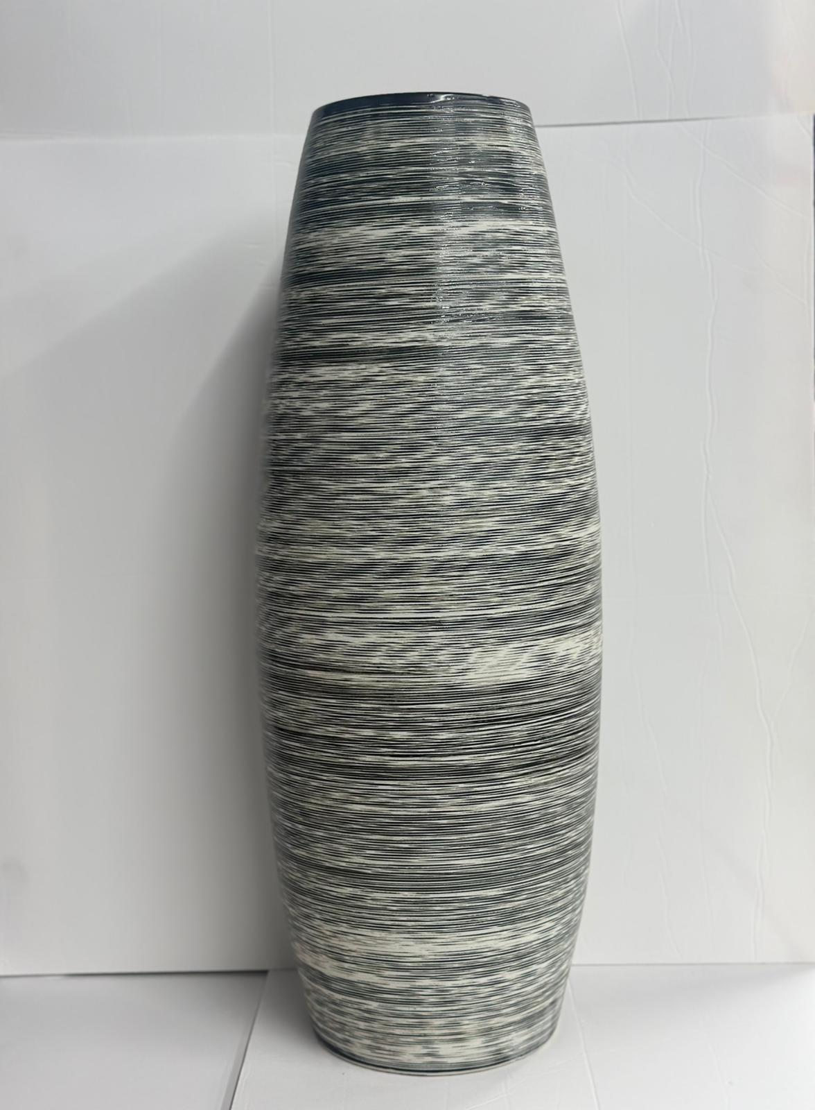 مزهرية سيراميك طويلة بلون رمادي مخطّط