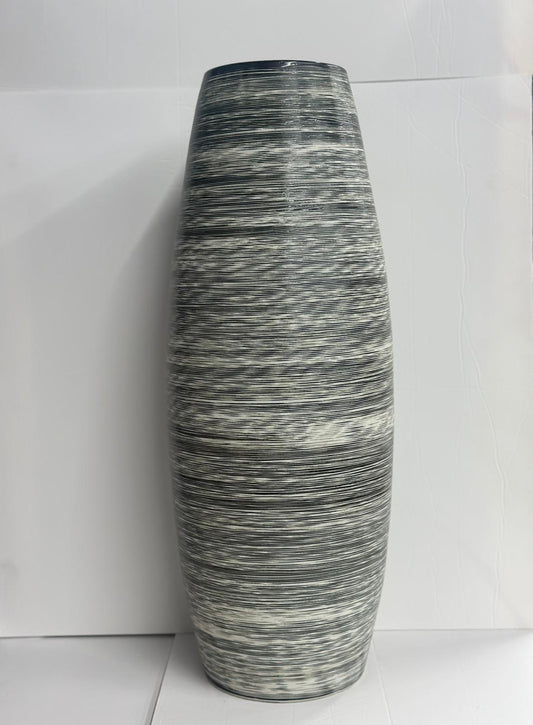 مزهرية سيراميك طويلة بلون رمادي مخطّط