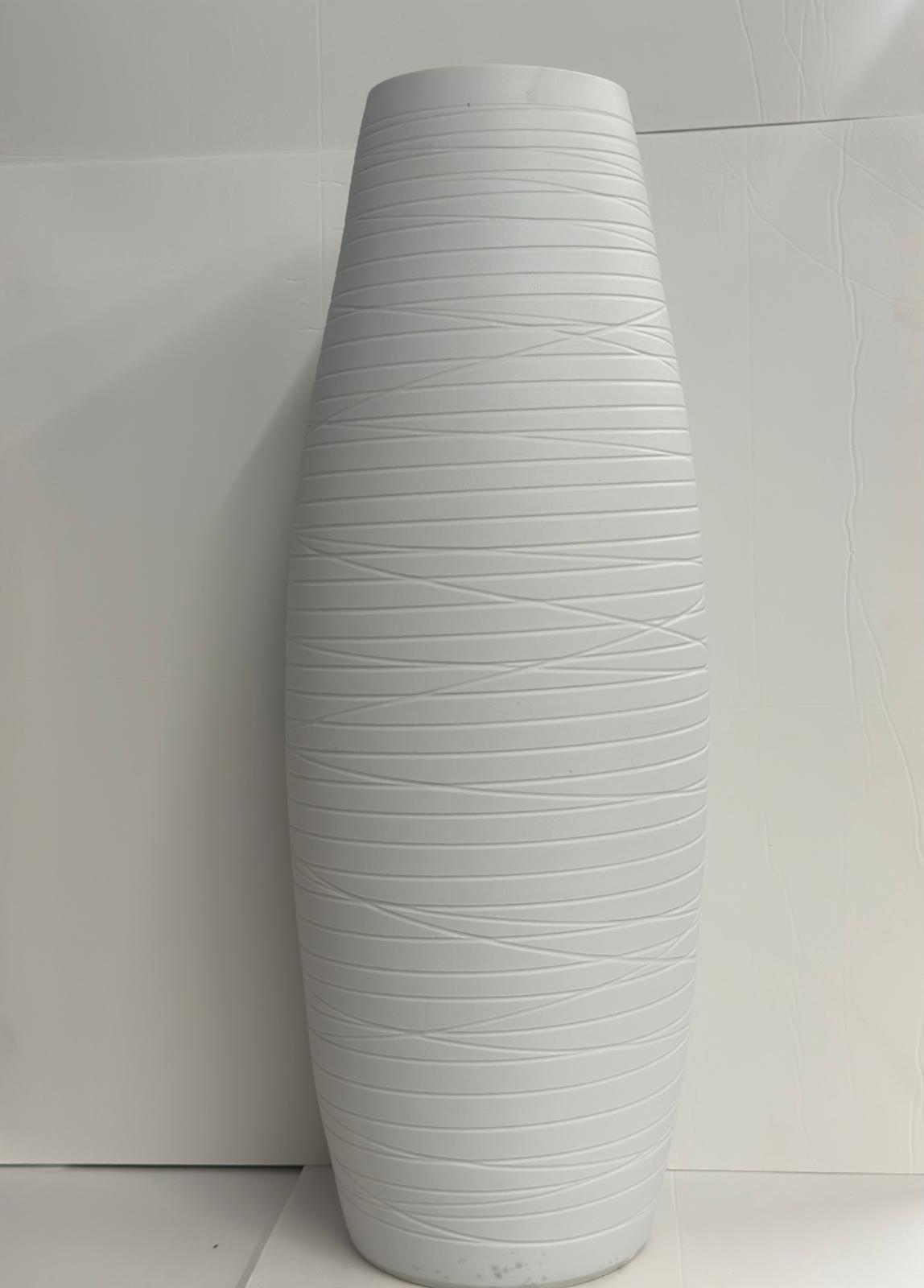 مزهرية سيراميك طويلة بلون أبيض بنقشة خطوط ناعمة