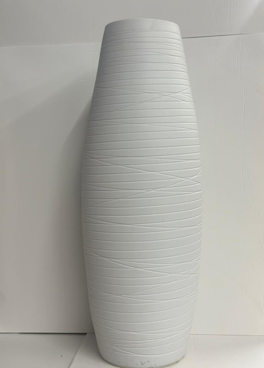 مزهرية سيراميك طويلة بلون أبيض بنقشة خطوط ناعمة