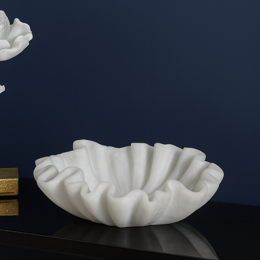 יצירת מופת מפוליריזין, עגולה, 31 ס"מ, בצורת צדפה, עם מסגרת מעוטרת.