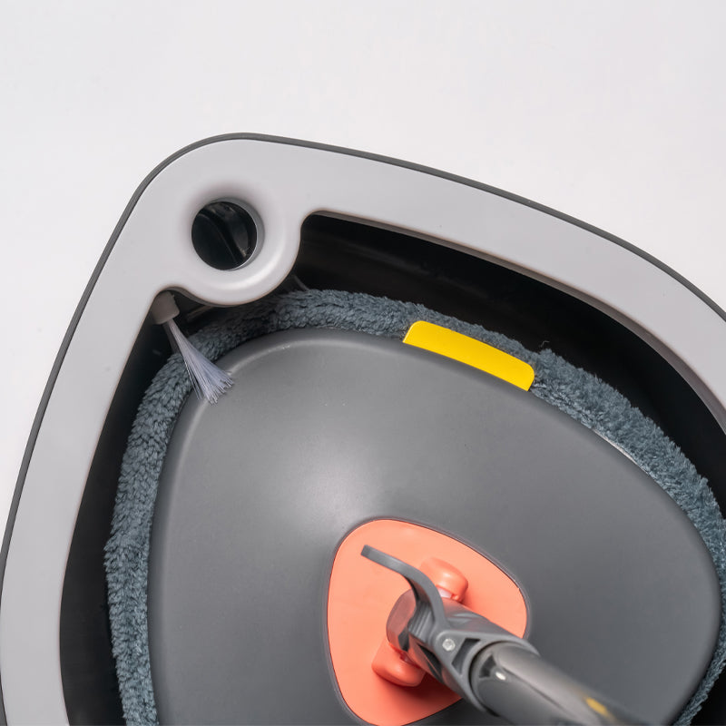 طقم ممسحة دوّارة مثلثة مع نظام فصل المياه النقية عن المتسخة