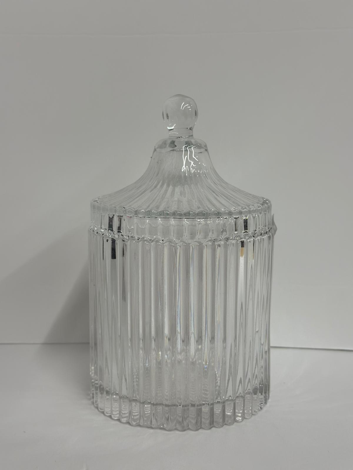 علبة حلو زجاجية مع غطاء